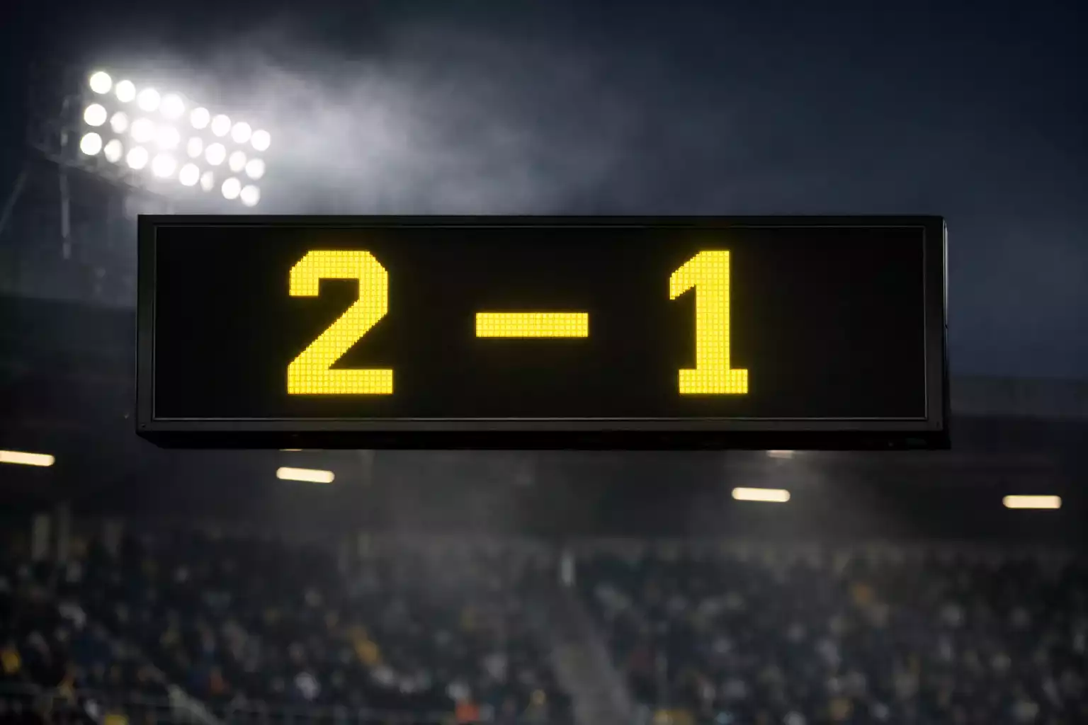 Stadion scorebord met eindstand 2-1 tijdens avondwedstrijd
